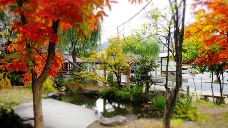 長野県千曲市戸倉上山田温泉水と緑と潤いのある公園足湯