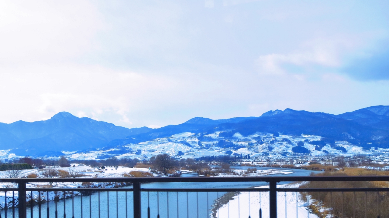 長野県千曲市姨捨の棚田田毎の月雪景色冠着山