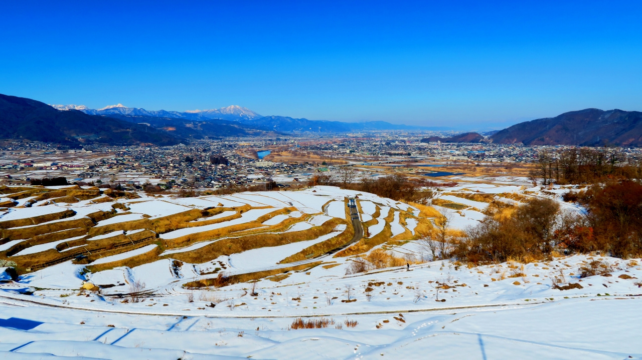 千曲市姨捨の棚田田毎の月善光寺平飯綱山冬景色