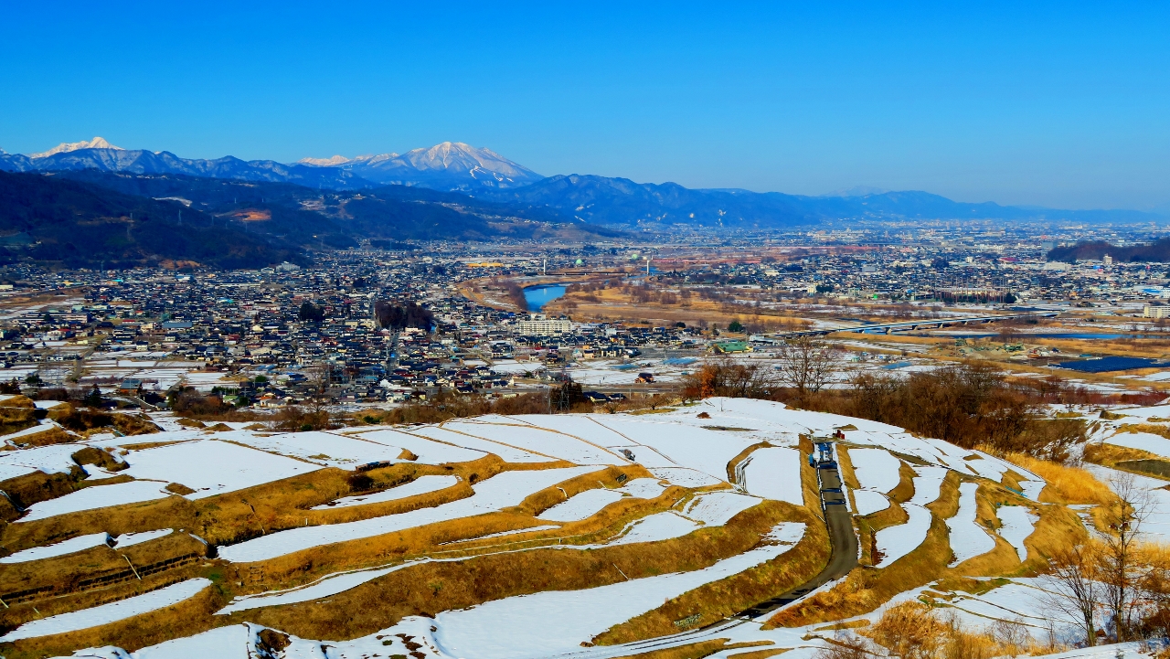 千曲市姨捨の棚田田毎の月善光寺平飯綱山冬景色