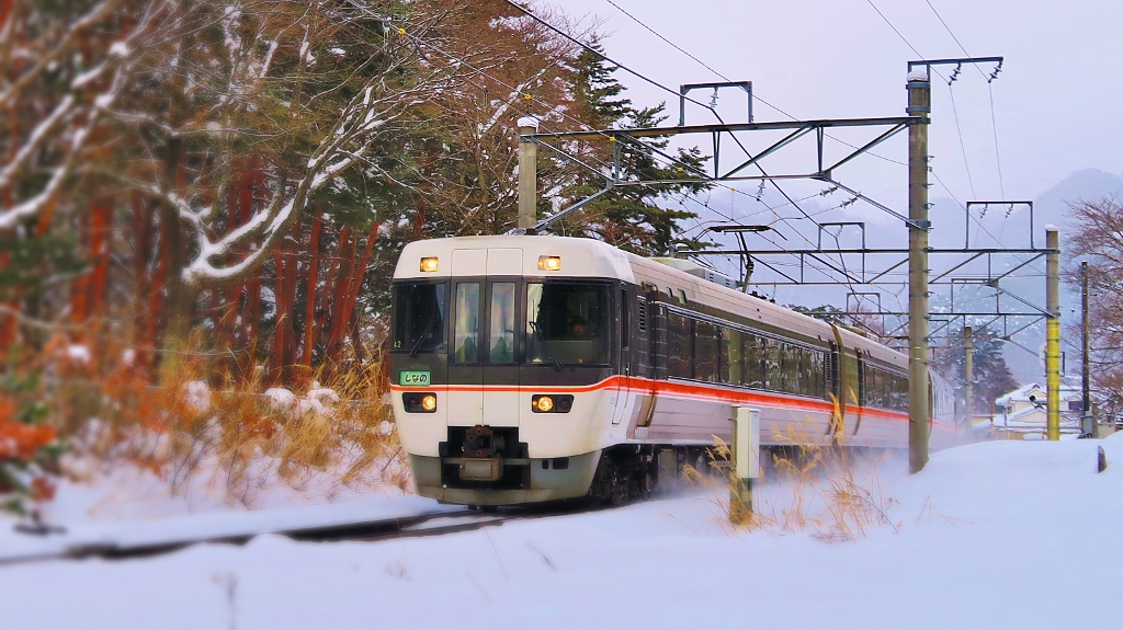 JR篠ノ井線冠着駅特急しなの雪景色