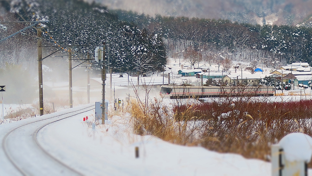 JR篠ノ井線冠着駅特急しなの雪景色