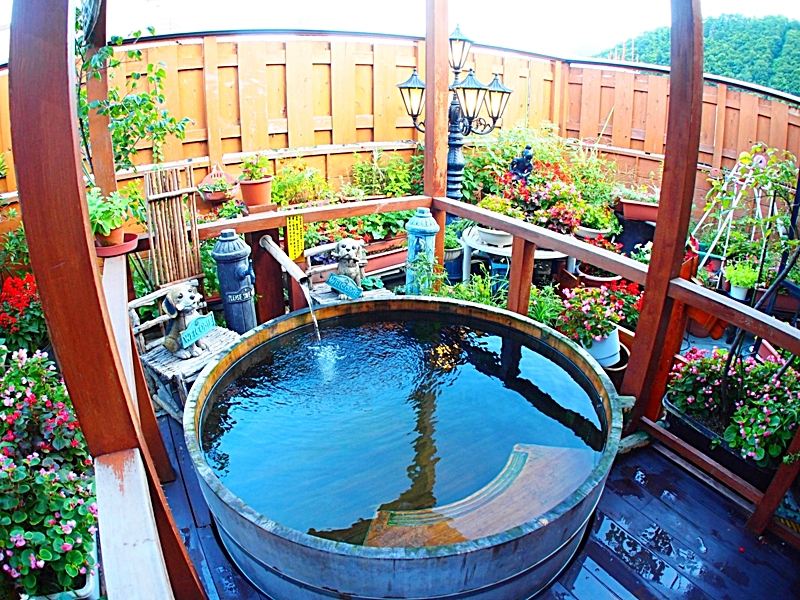 かけ流し温泉の檜の樽風呂